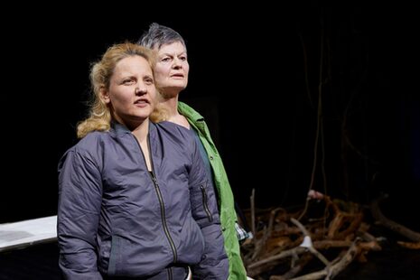 Szene aus AN DAS WILDE GLAUBEN_ Laila Nielsen und Bettina Marugg stehen nebeneinander und schauen in die Ferne