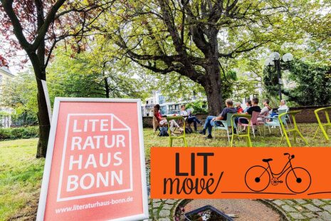 Auf dem Bild sind im Hintergrund Menschen zu sehen, die auf Stühlen in zusammensitzen. Im Vordergrund ist das Logo des Literaturhaus Bonn sowie ein Image mit dem Schriftzug "Lit Move" und einem stilisierten Fahrrad zu sehen.